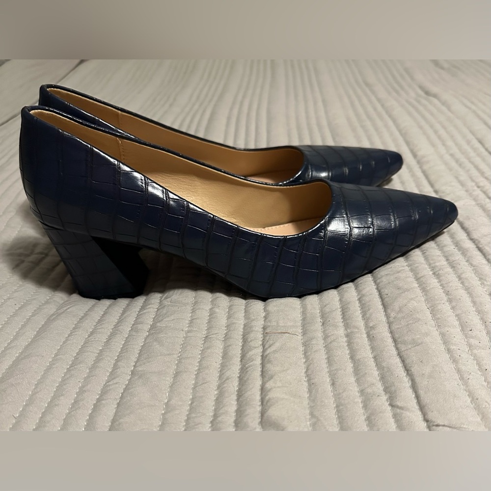 Unbranded navy pumps